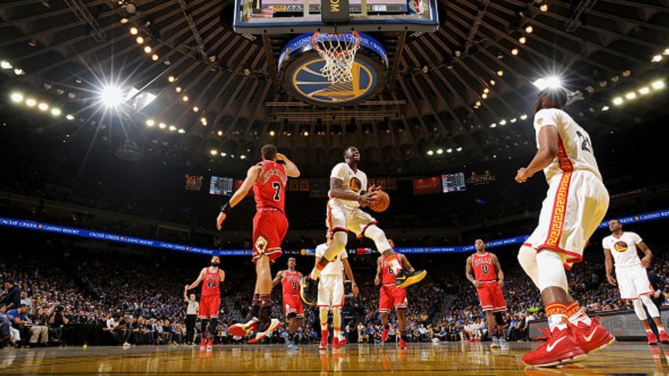 Pertandingan antara Chicago Bulls (merah) vs Golden State Warriors. Copyright: © Noah Graham/NBAE via Getty Images